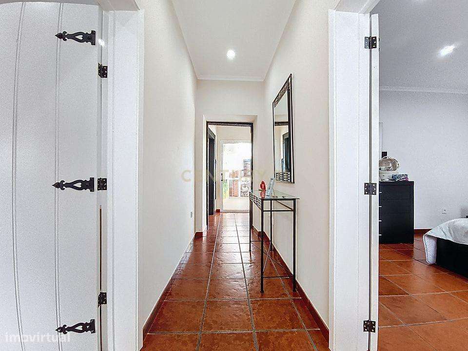 Moradia Renovada no Centro da Vila do Nordeste – Excelente Oportunidad - Grande imagem: 4/27