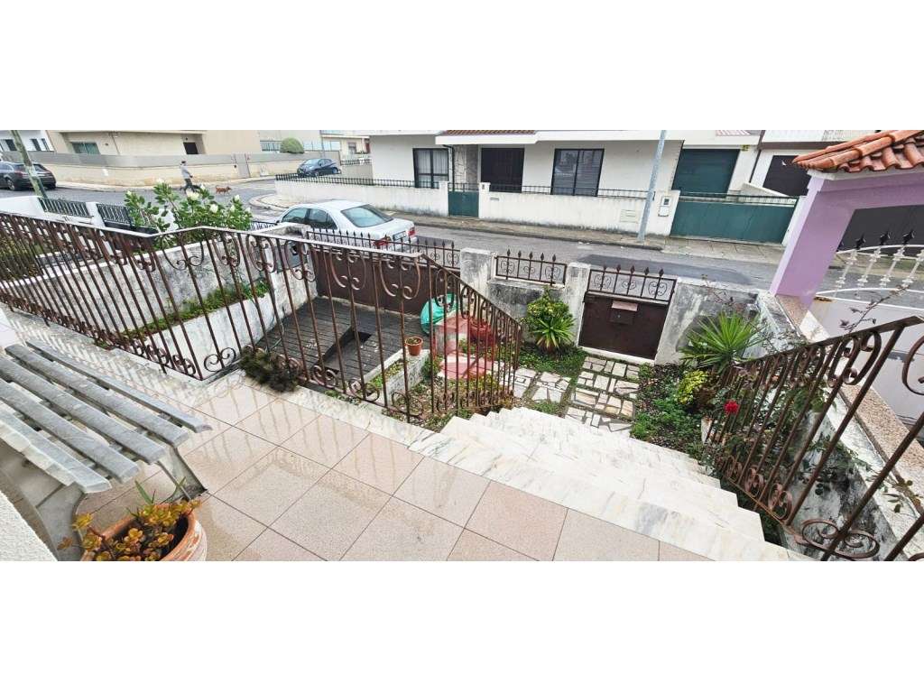 Moradia na Póvoa - Ampla, luminosa e com excelente potencial!-13