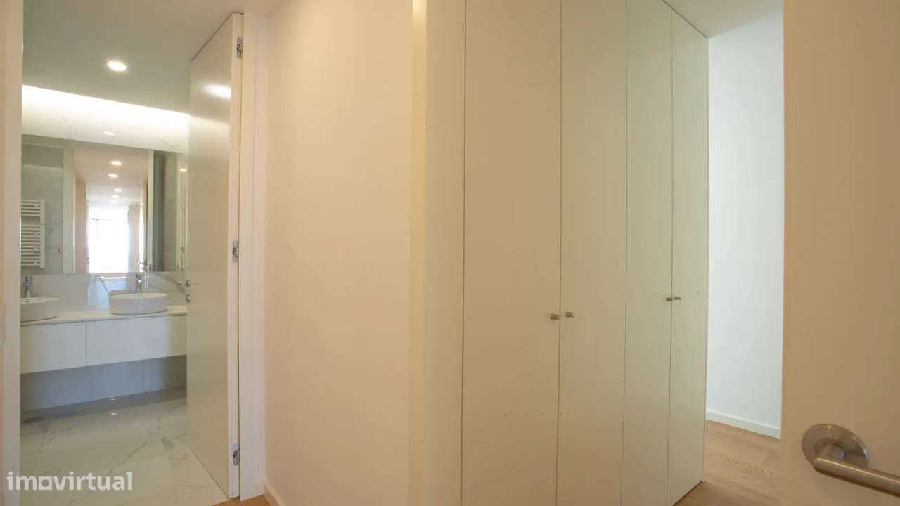 T2 Como Novo c/ Vistas Mar e Garagem Box em Canidelo-9