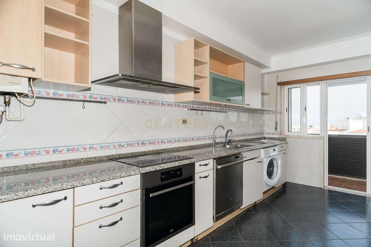 Duplex T3+3 com Vista Mar e Garagem Box – junto à praia e à A5-11