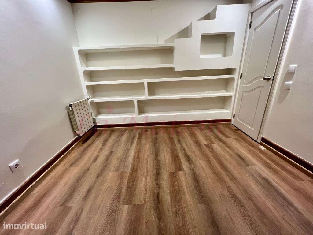 Moradia V4 Duplex no Centro de Loures-41