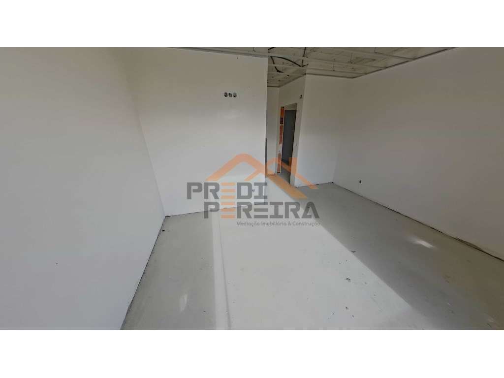 Apartamento T2, localizado em Santo António dos Cavaleiros.-9