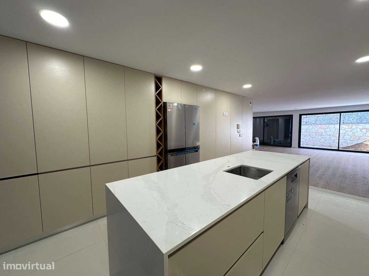 Moradia de Gaveto com dois pisos e garagem lateral-26