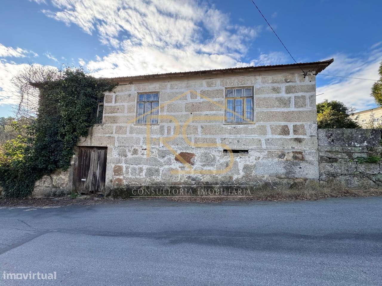 Moradia individual, para restauro | Landim, Famalicão-5