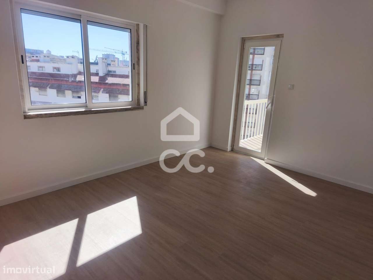 T3 Renovado com 3 Varandas na Amadora-7