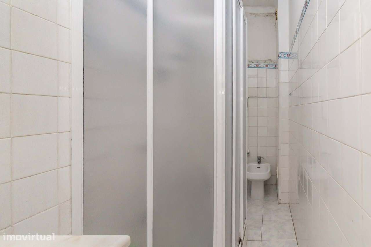 Apartamento T2, junto ao Hospital da Cruz Vermelha , em Benfica-21