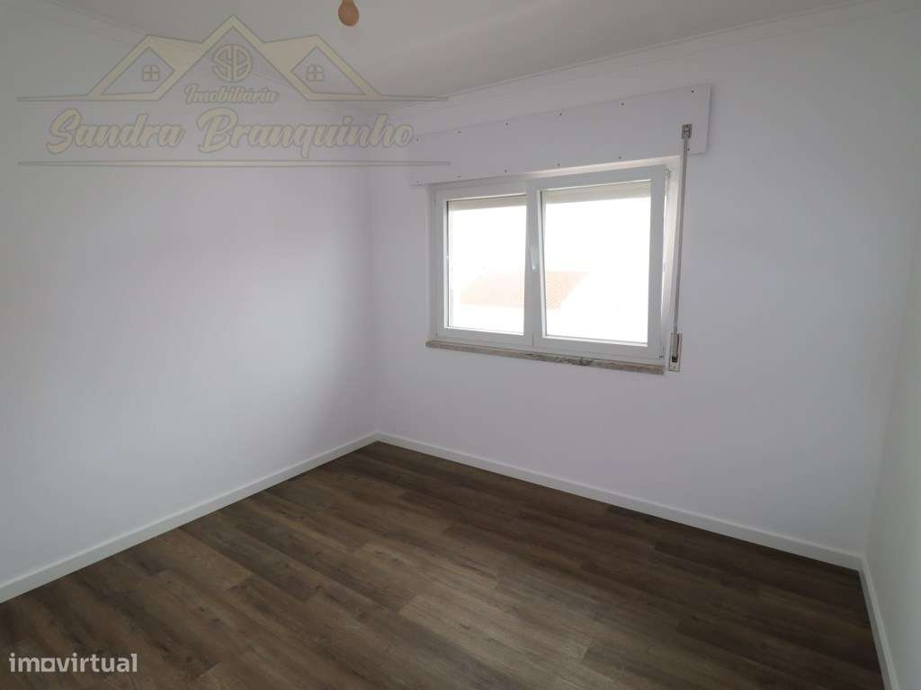 Apartamento T2 RENOVADO em Santa Cruz-12