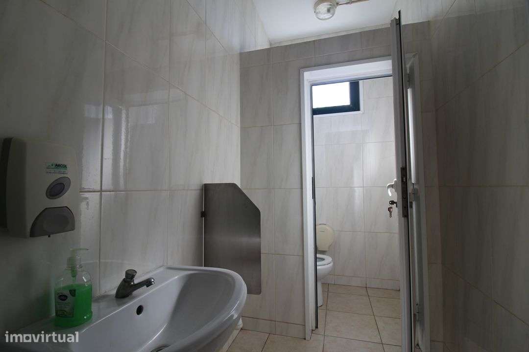 Excelente Armazém em Esmoriz-13