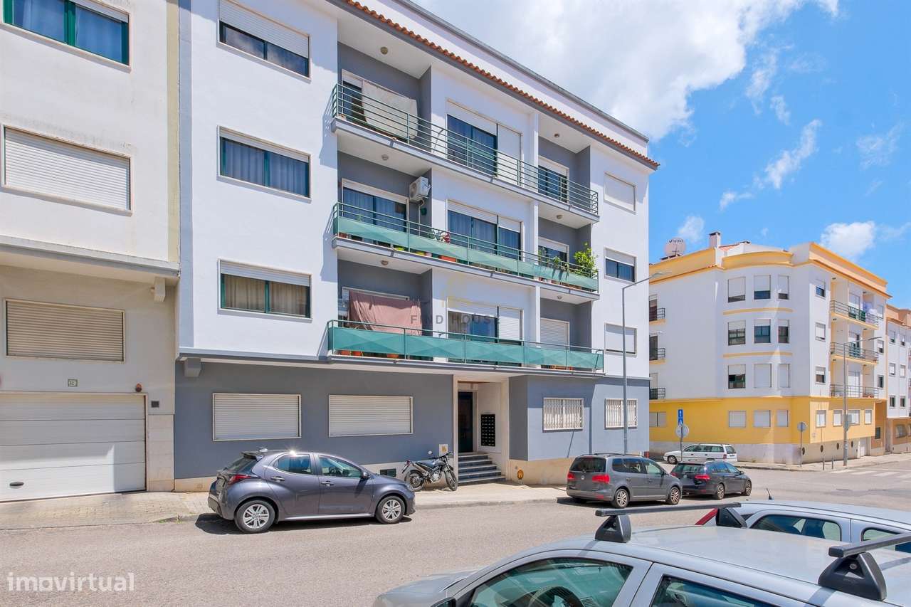 Apartamento T2 com terraço, lugar de garagem e arrecadação em Vale de-23