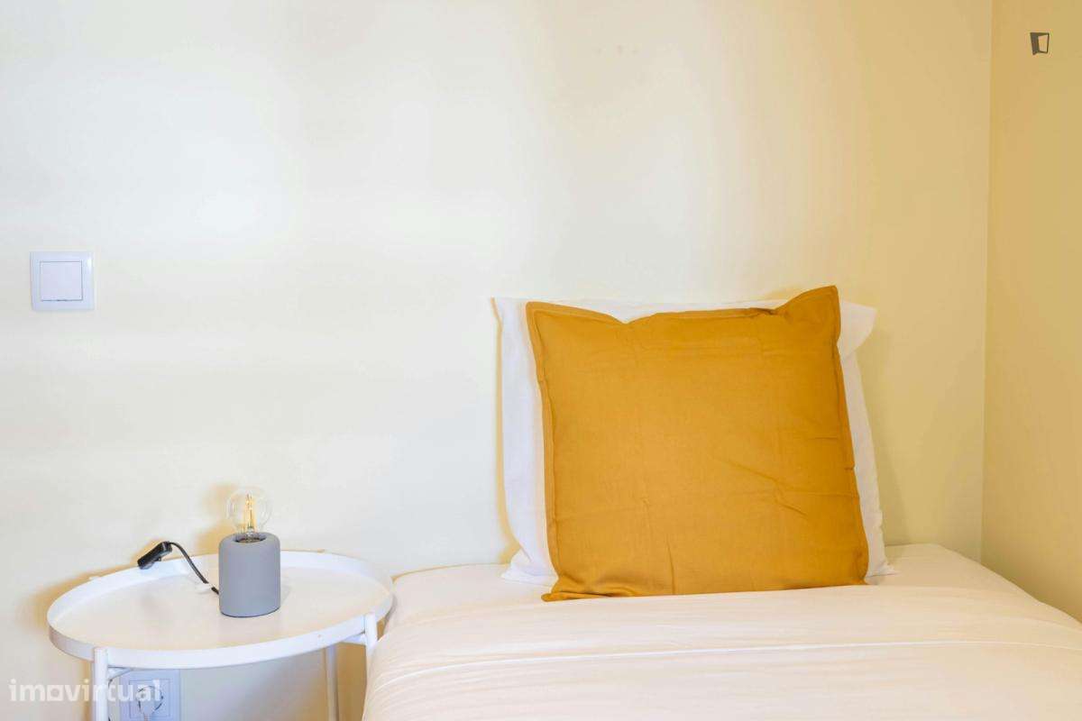 Quarto - localizado em Lordelo do Ouro Porto - Grande imagem: 5/9