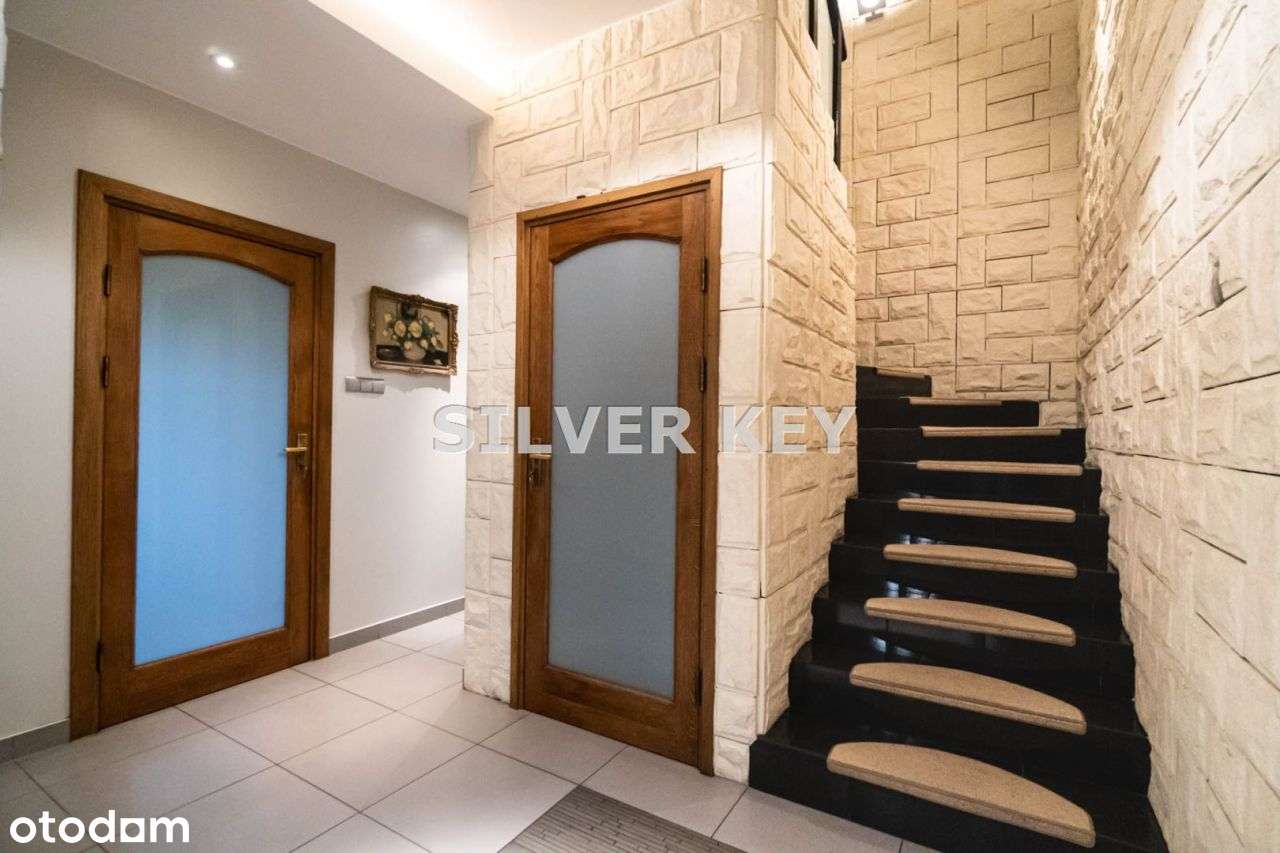 Wyjątkowy Dom z Dodatkowym Budynkiem Usługowym-5