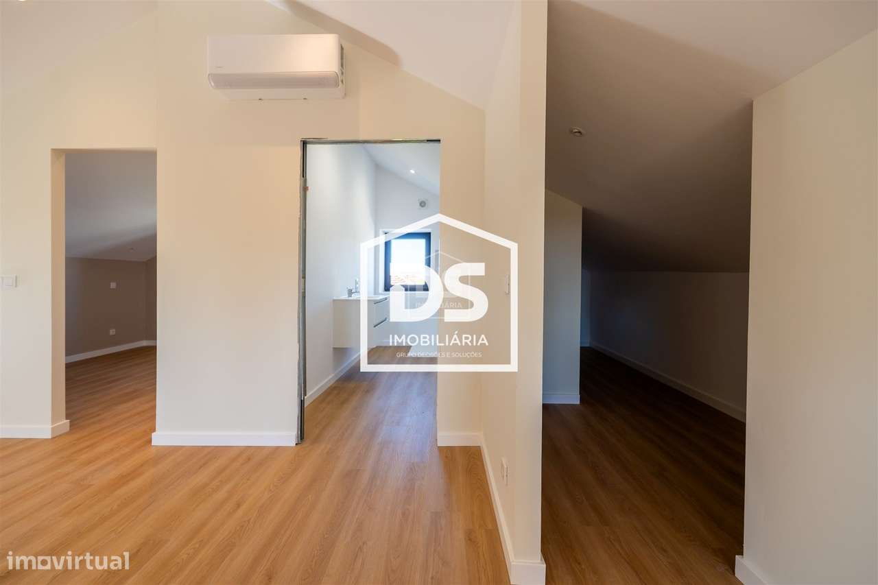 Moradia T4 + T1 com amplo terreno e espaços de lazer em Juncal, Porto-38