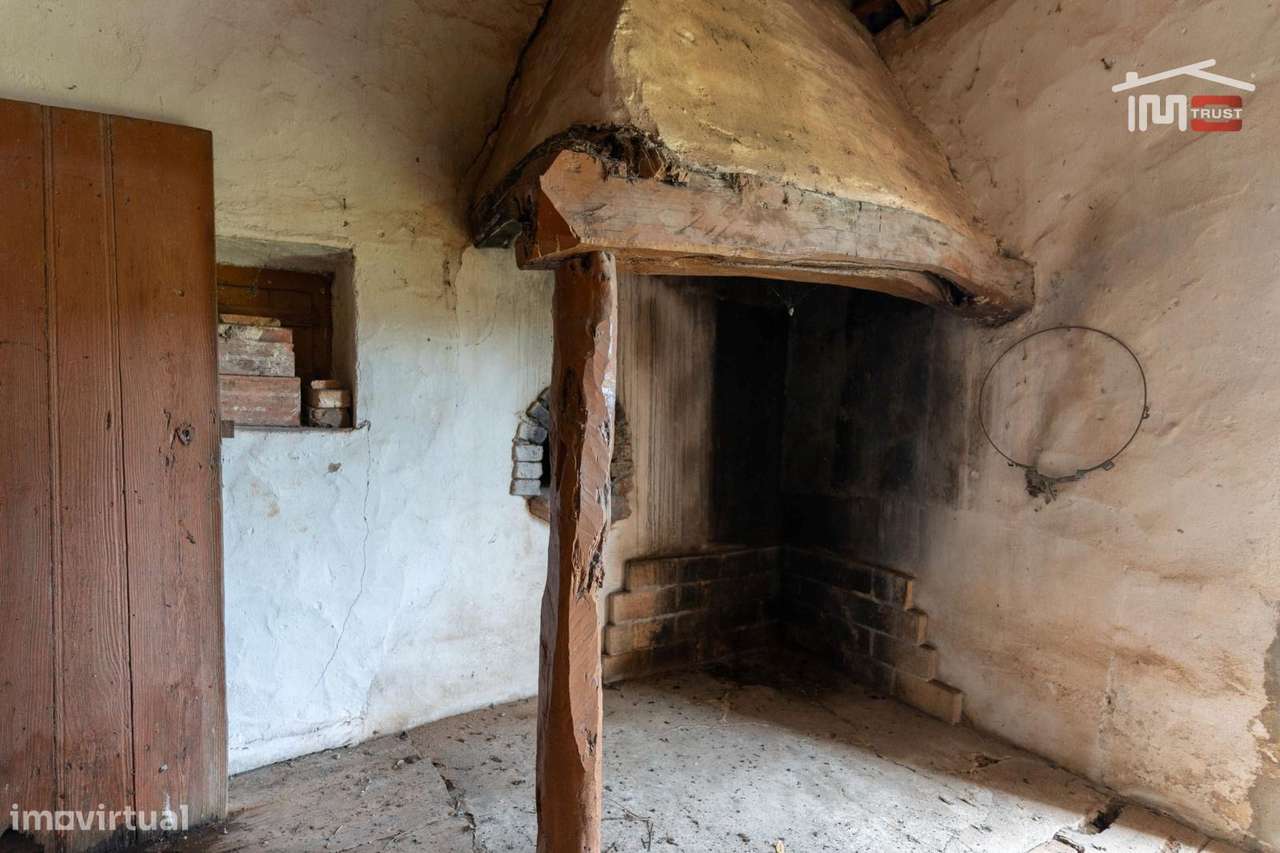 Moradia T2 térrea para restaurar com terreno 2061 m²  em Freixianda - Grande imagem: 4/33