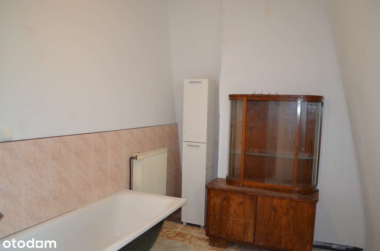 Piękna architektonicznie willa z działką i 2 garażami-10