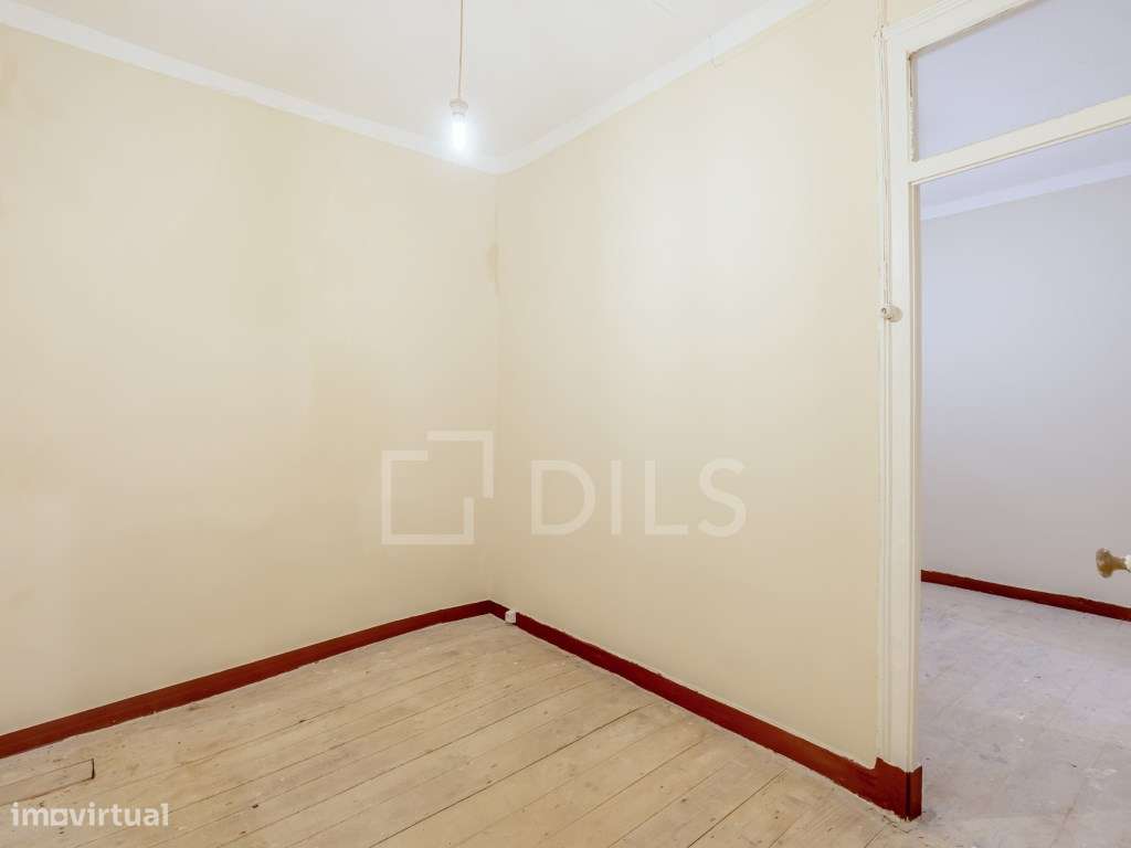 Apartamento T2 com terraço, para reabilitar nos Anjos, Lisboa-5