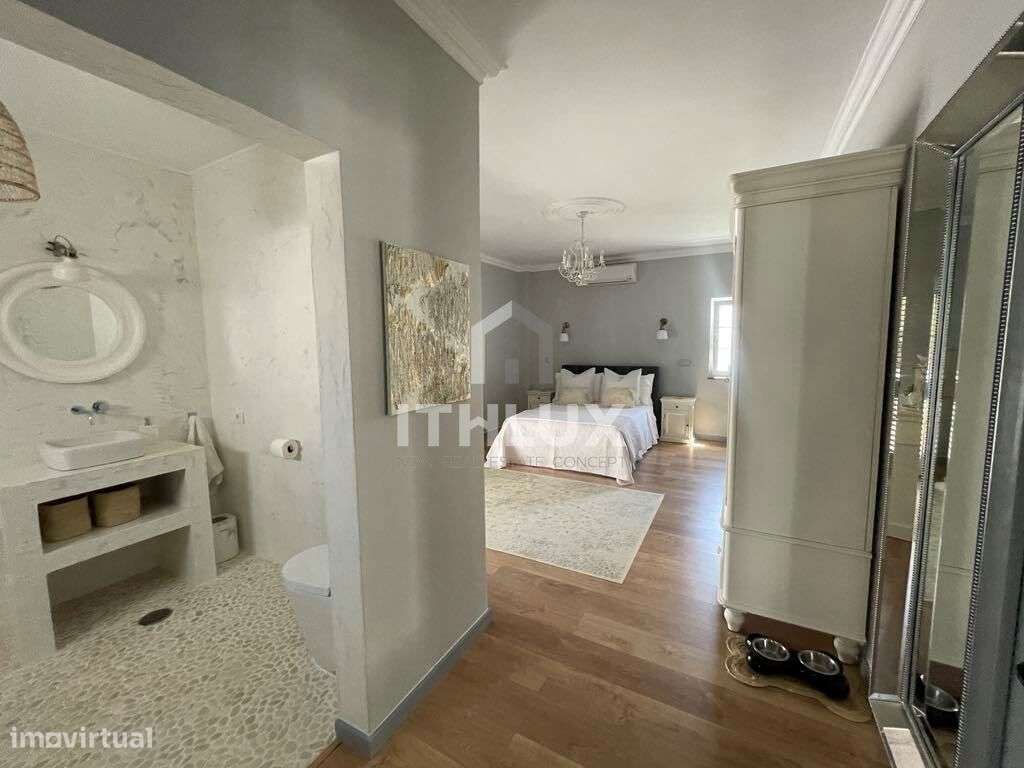 Villa de luxo impecavelmente apresentada com piscina e jardins em Tavi-22