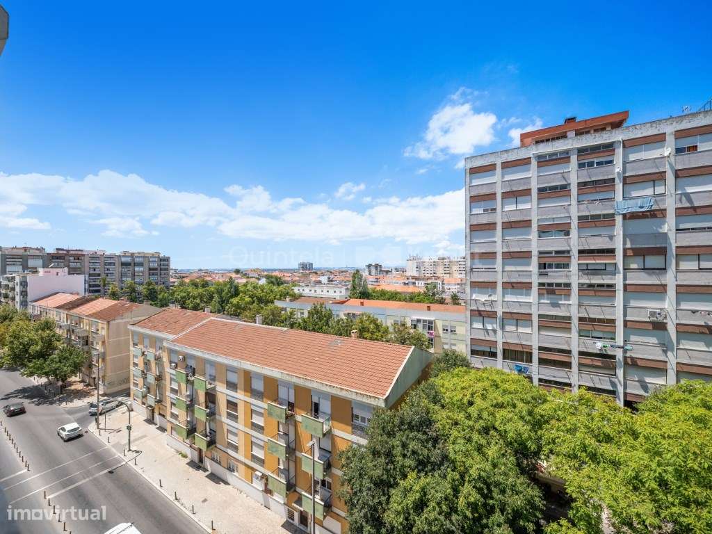 Apartamento T2 remodelado para venda em Verderena, Barreiro-3