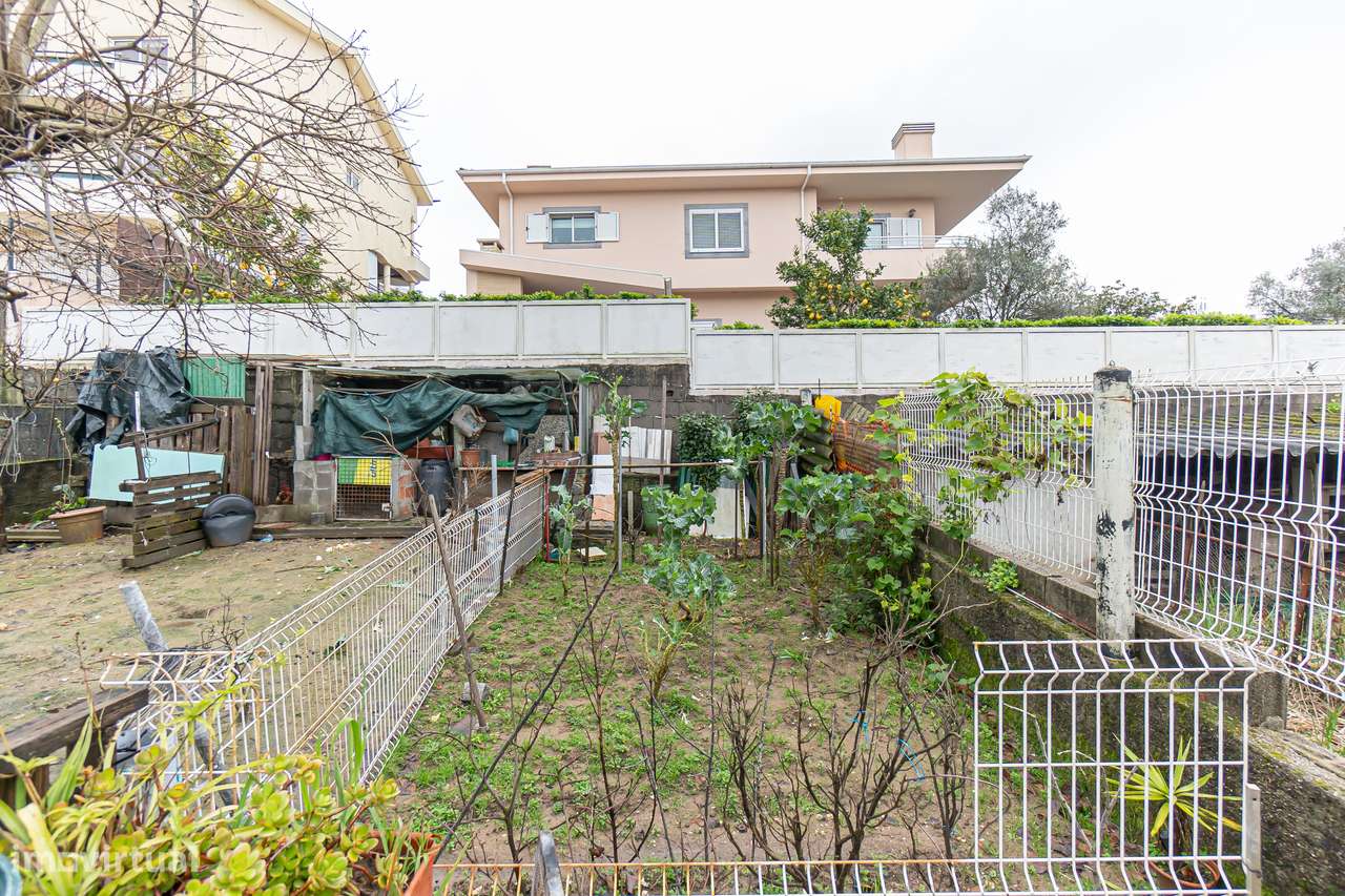 Moradia T4+1 renovada com anexo e jardim em Canidelo-39