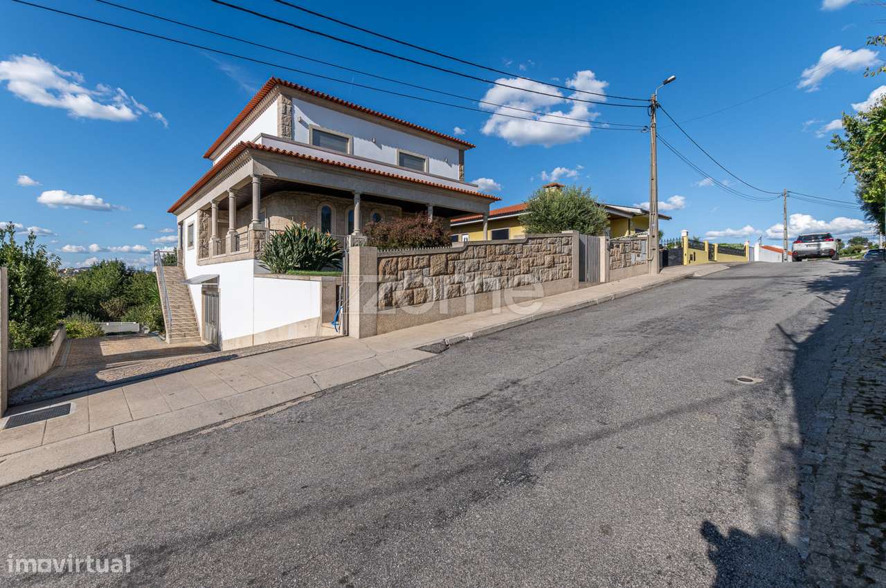 Moradia T3, com Varanda, jardins e Piscina em Felgueiras - Grande imagem: 1/60