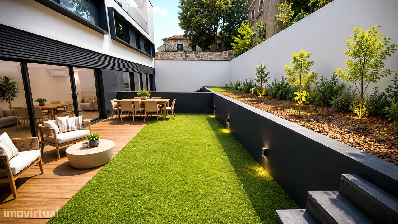 Moradia Geminada T3+1 com Jardim e Três Frentes na Boavista-1