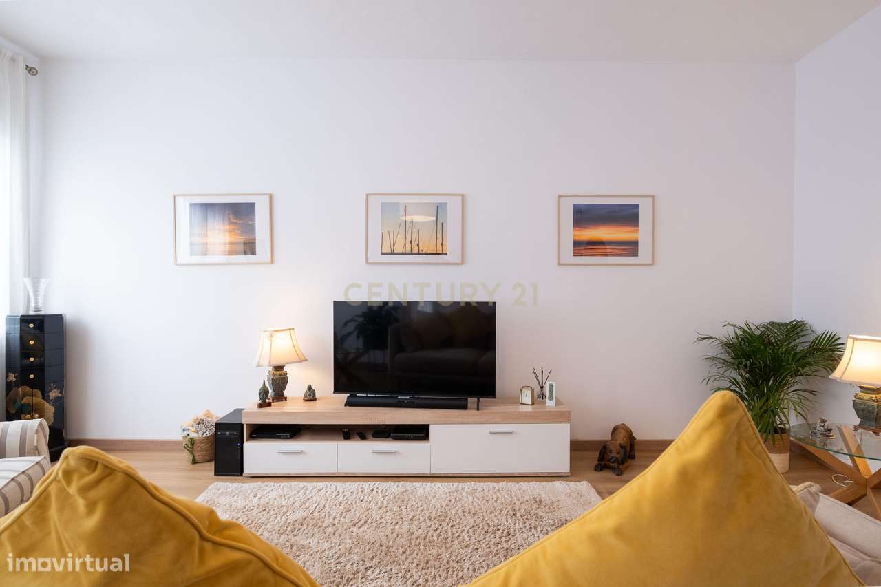 Moradia T2 Remodelada em Câmara de Lobos com Vista para o Pôr do Sol-13