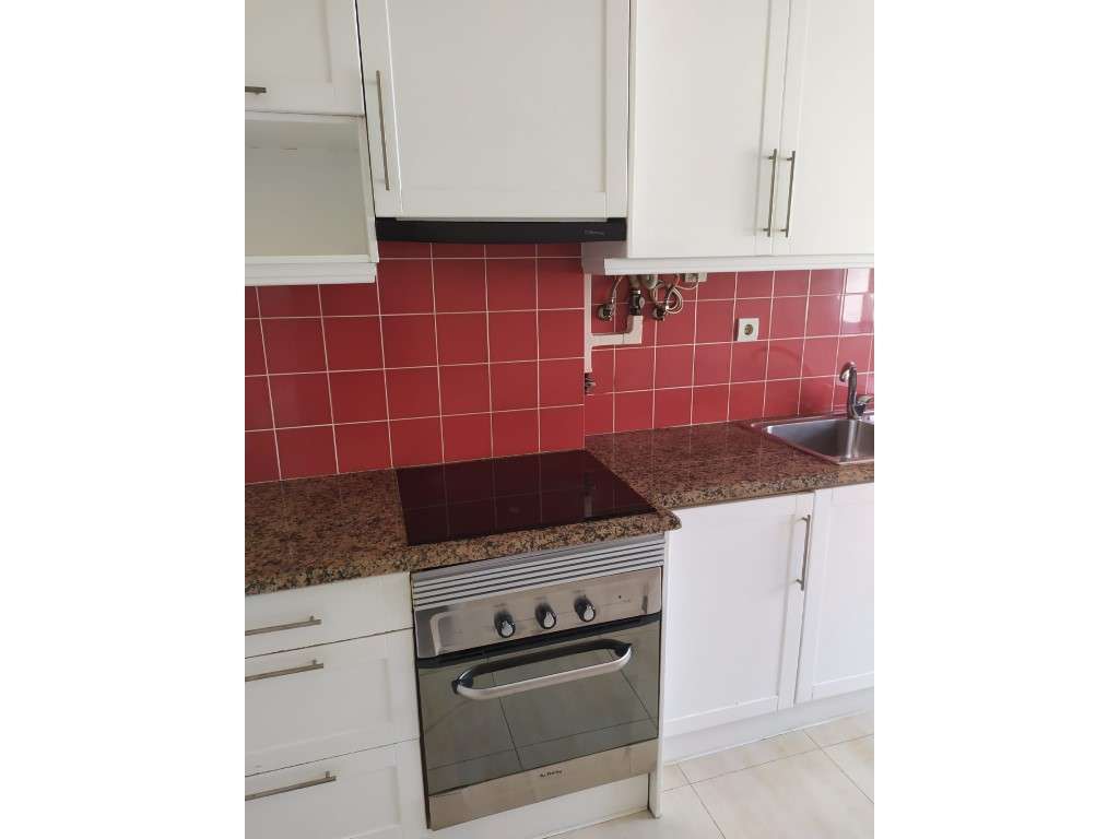 T2 remodelado e semiequipado na Amadora - Grande imagem: 3/20