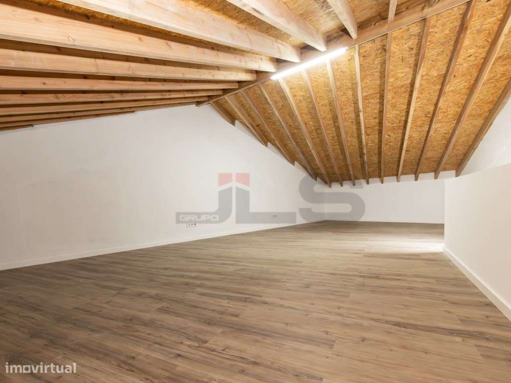 Moradia V1+1 Totalmente Remodelada com Vista Mar em Água de Alto-23