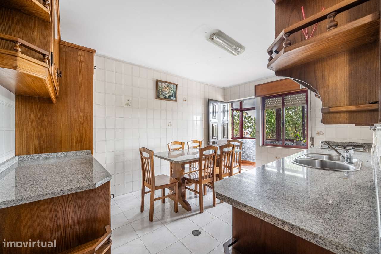 Moradia T4 de gaveto em Nogueira-6