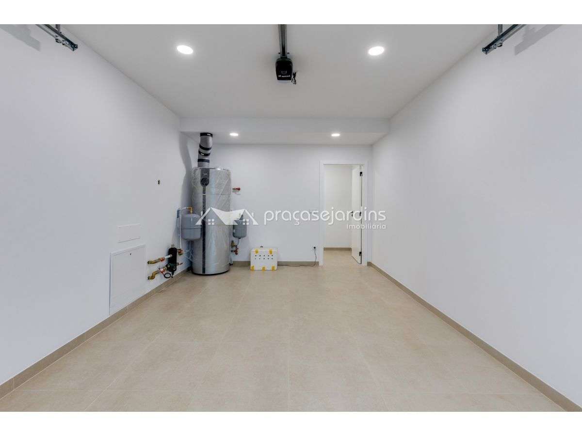 Moradia T4 com jardim, garagem e carregamento para carros elétricos-28