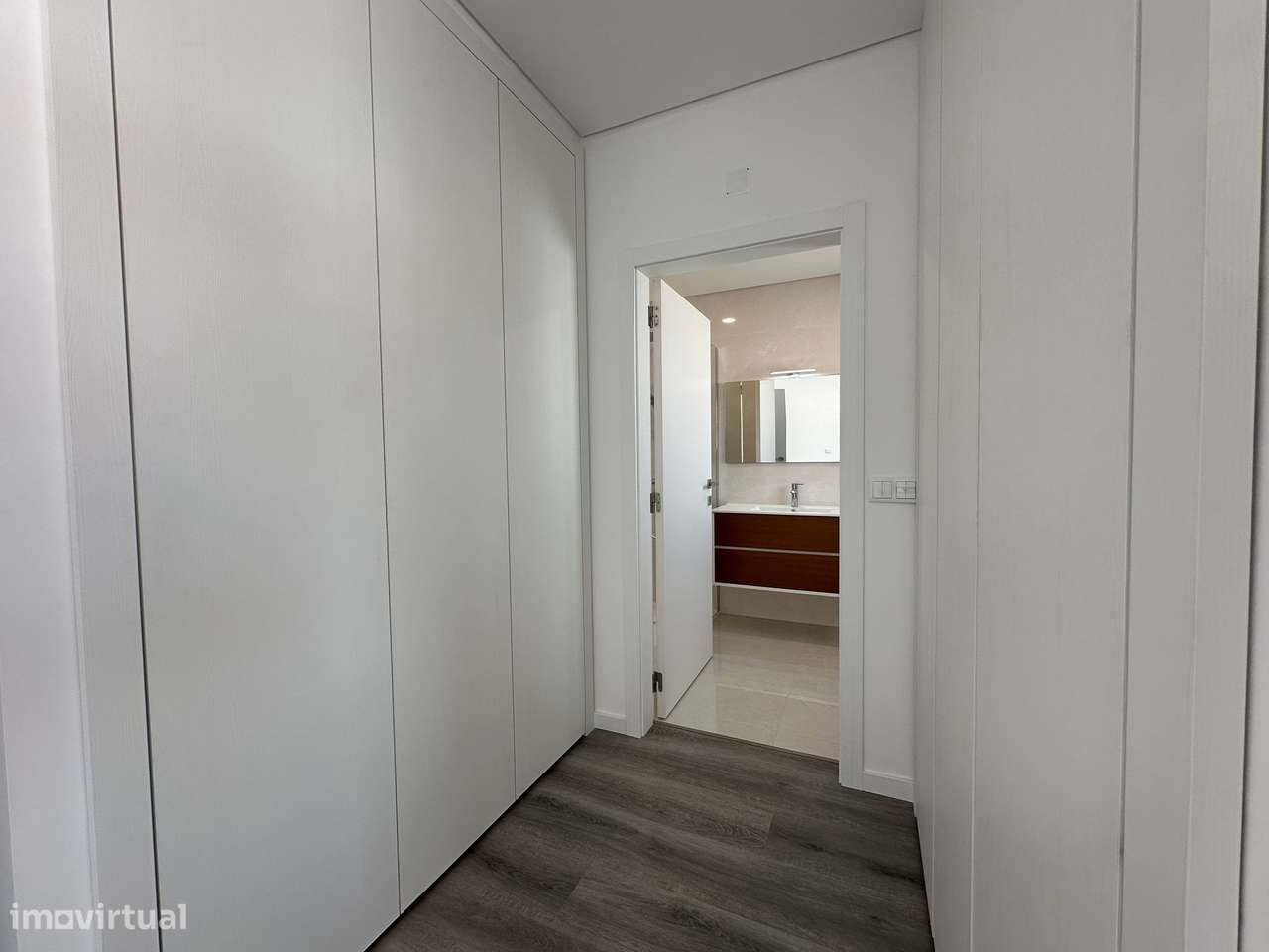Moradia T3 com terraço e garagem, próxima a praias-8