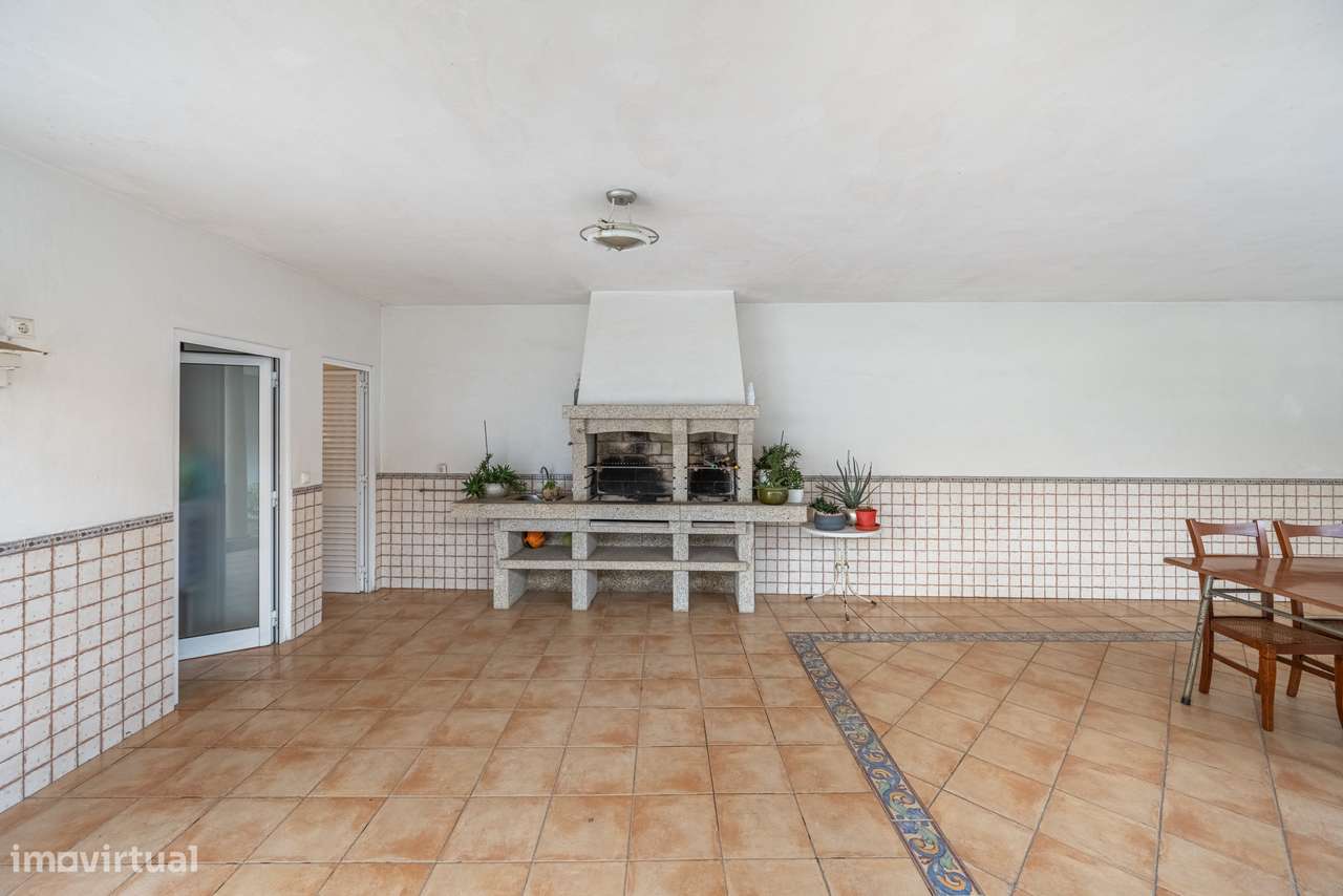 Moradia T5 Isolada com Jardim e Terraço - Grande imagem: 4/41