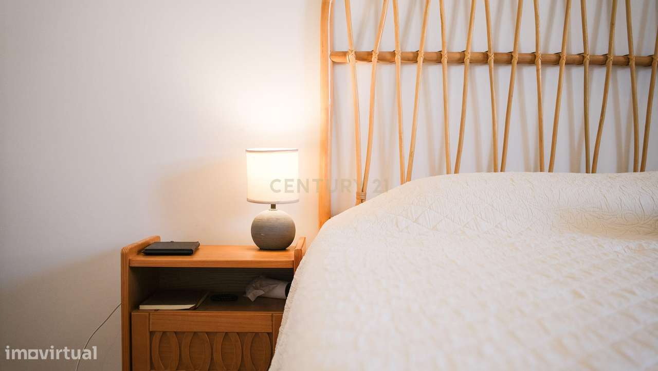 Apartamento T2 Renovado com Logradouro de 80m² no Centro de Almada-21