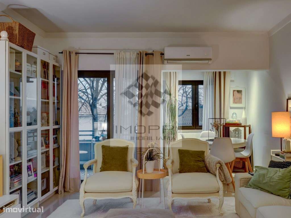 Apartamento T2 com varanda no centro de Carnide-5