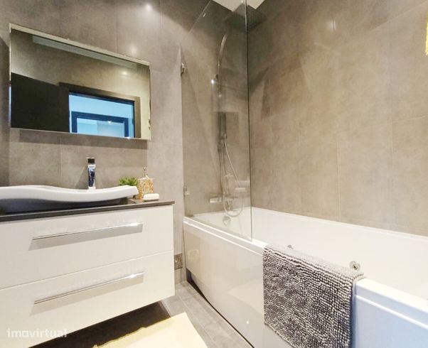 Apartamento T2 com garagem em zona da Solum-5