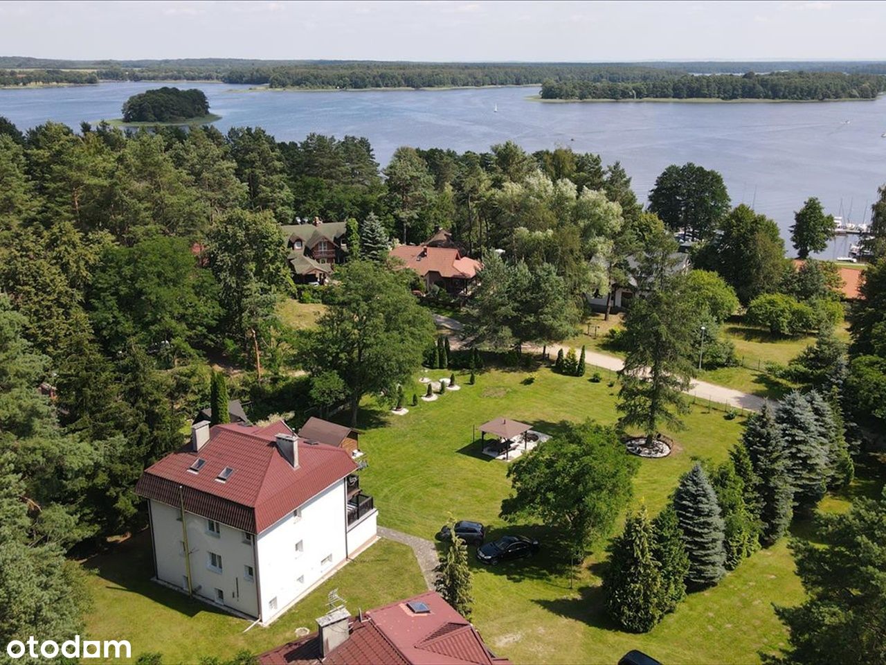 Pensjonat w sąsiedztwie jeziora Jeziorak