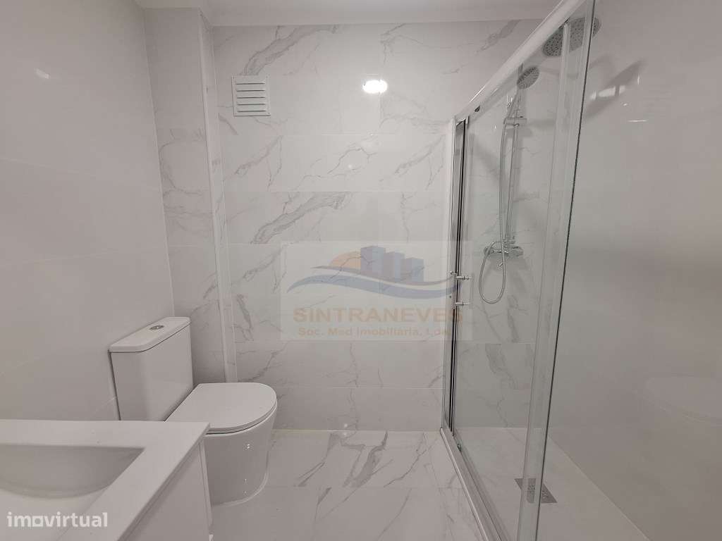 T2 em remodelação total, edifício e fracções como novos.-8