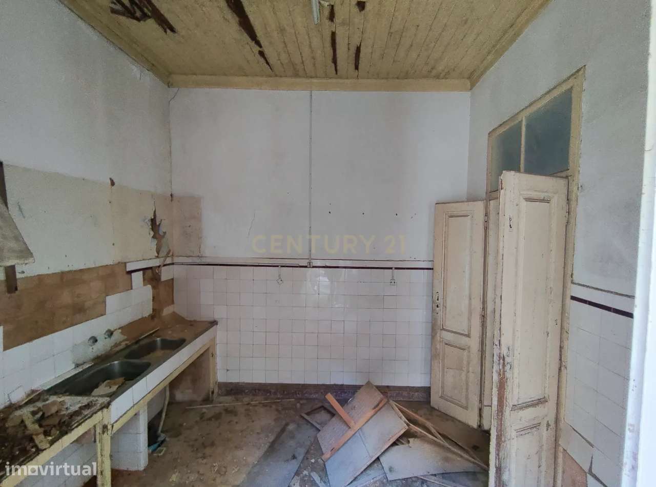 Prédio de 3 pisos de uso misto, zona ribeirinha, zona ARU.-16