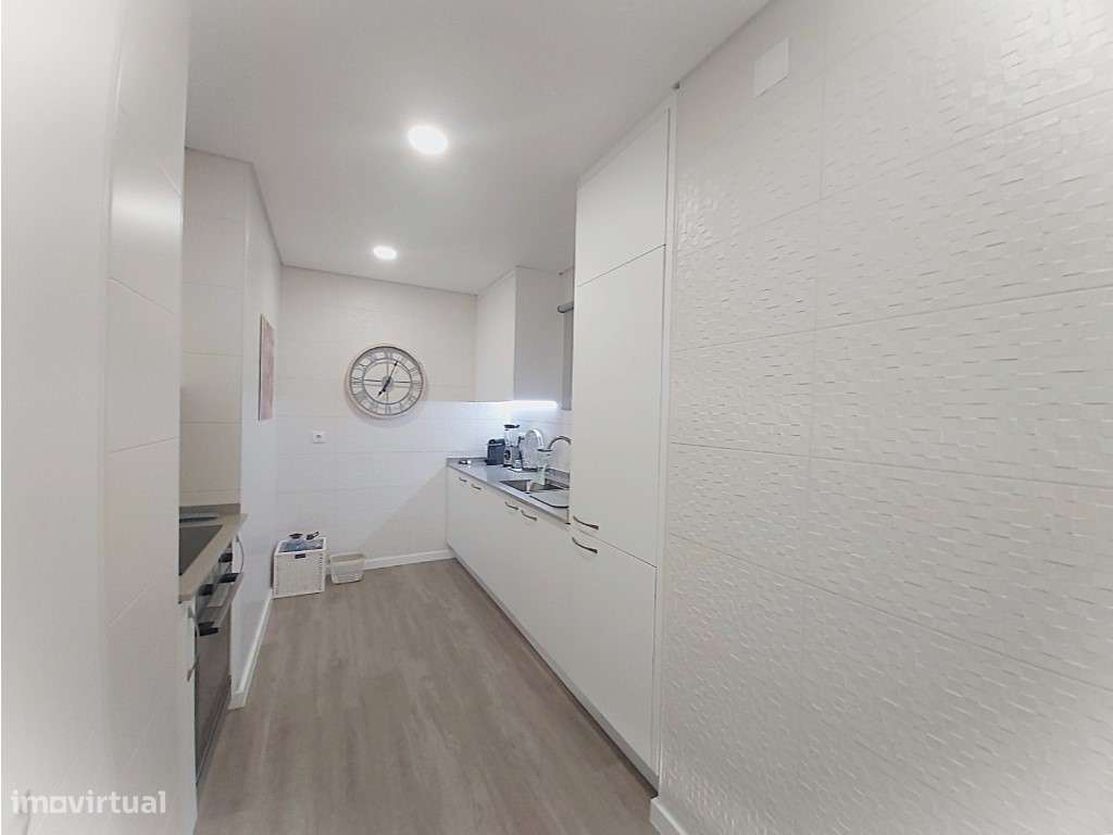 T2 remodelado em condomínio com piscina e campo de ténis-43