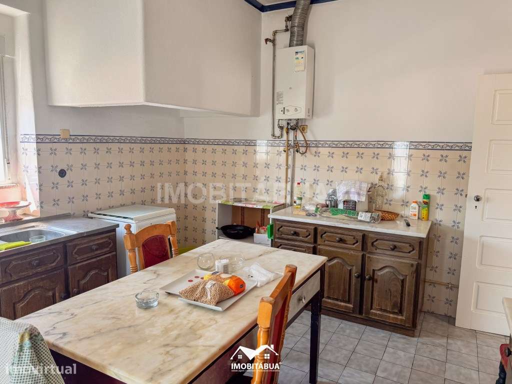 Espaço comercial com habitação T5 no centro da vila-7