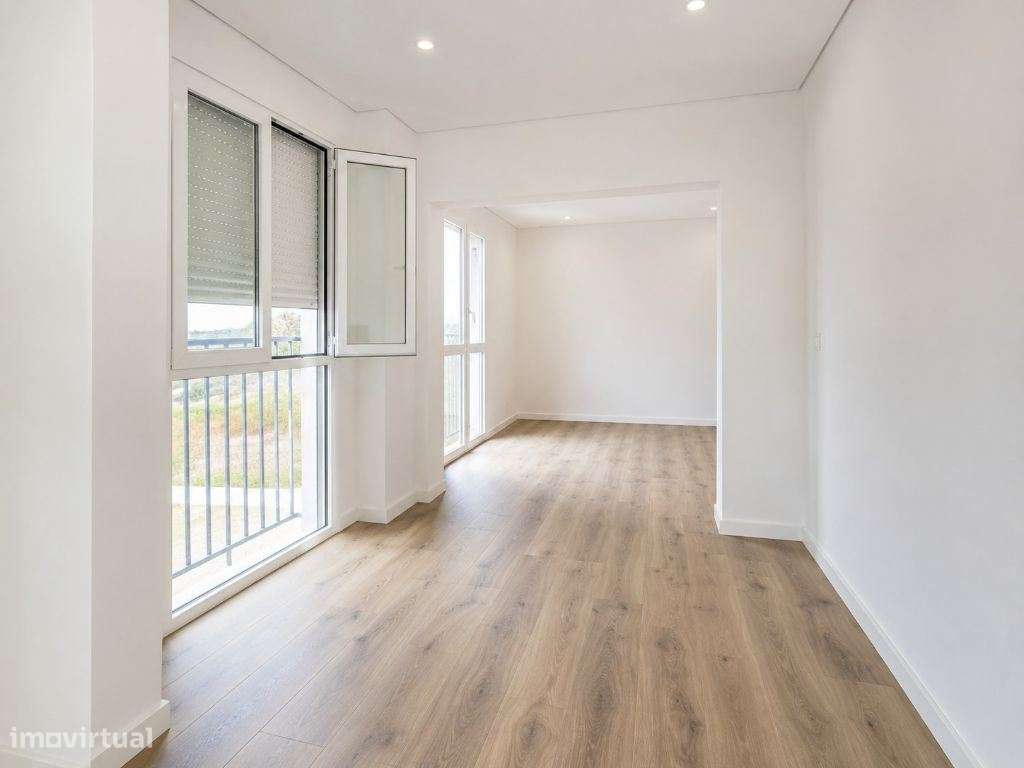 Apartamento T3 totalmente remodelado, a estrear, no Vale da Amoreir...-1