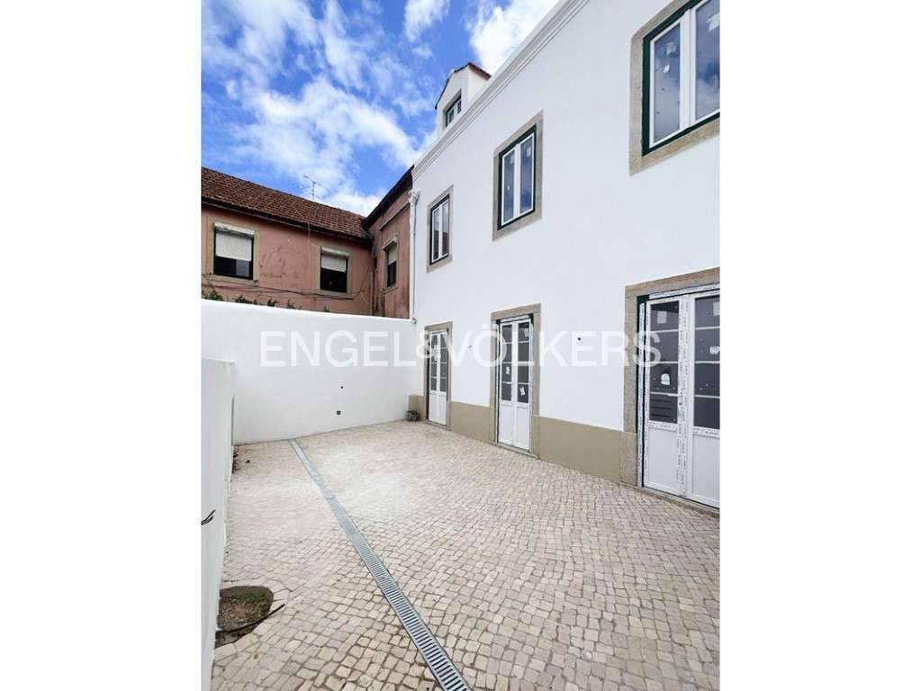 Prédio com terraço e piscina em Benfica - Grande imagem: 3/38