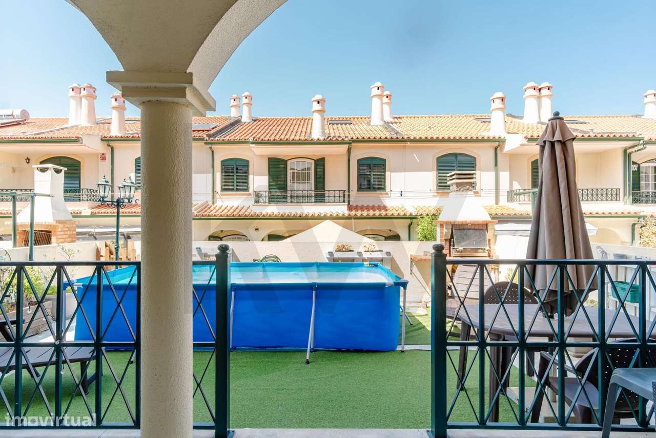 Moradia em Banda T4+1 com Jardim, Garagem e Sótão-48