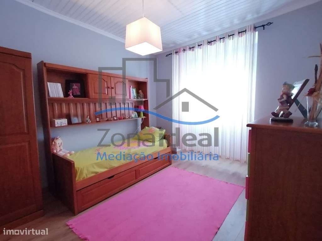 Moradia com dois pisos, nove divisões, anexos, garagem e logradouro...-16