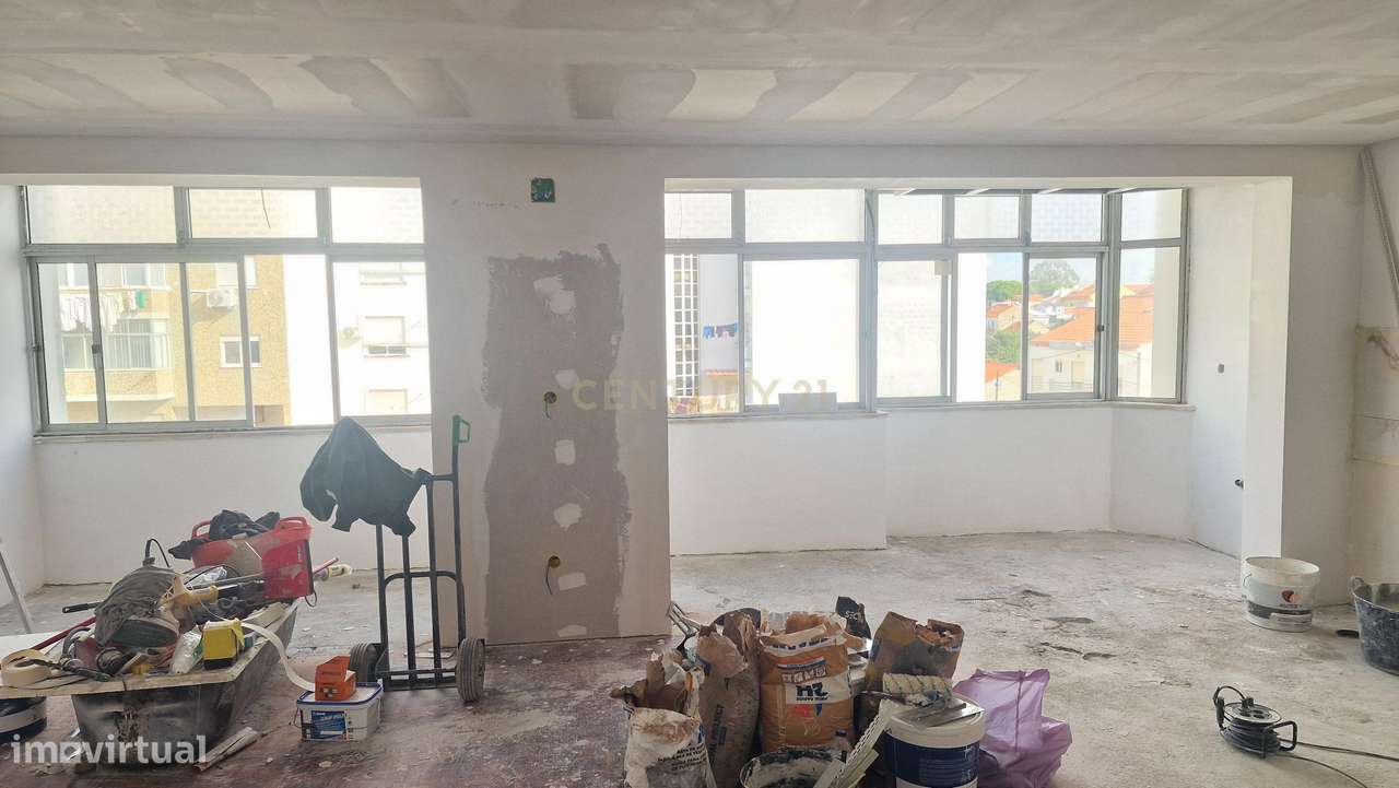 Apartamento T3 com Terraço - 1ºAndar Remodelado no Laranjeiro - Grande imagem: 2/13