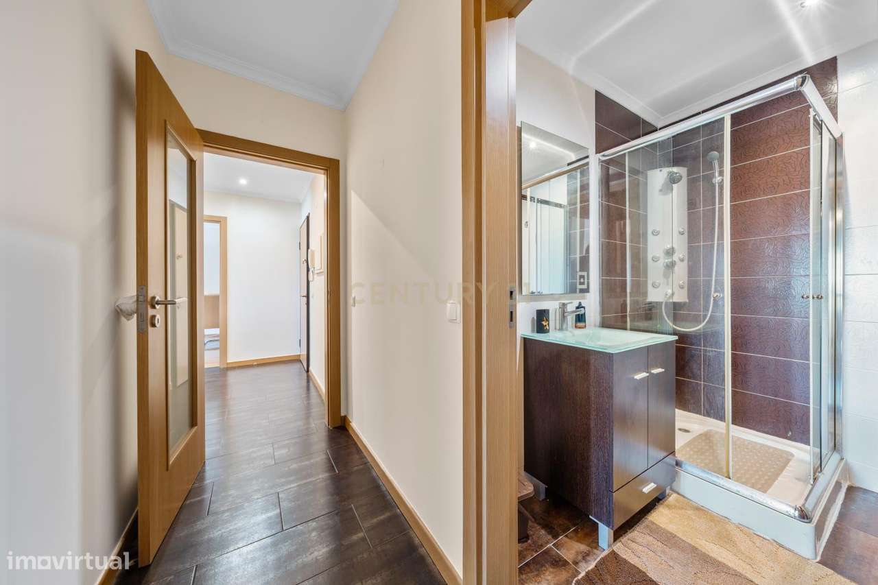 Apartamento T2 em Montijo com Parqueamento e Varandas-10