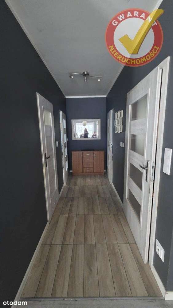 Dom na nowym osiedlu domków jednorodzinnych.-7