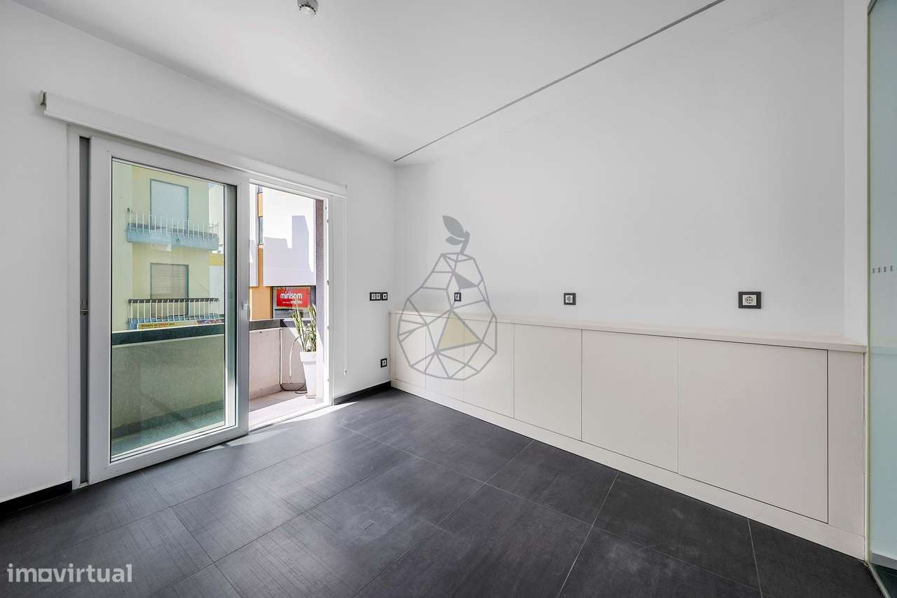 Escritório remodelado para arrendamento ao ano no Centro de Portimão - Grande imagem: 1/26