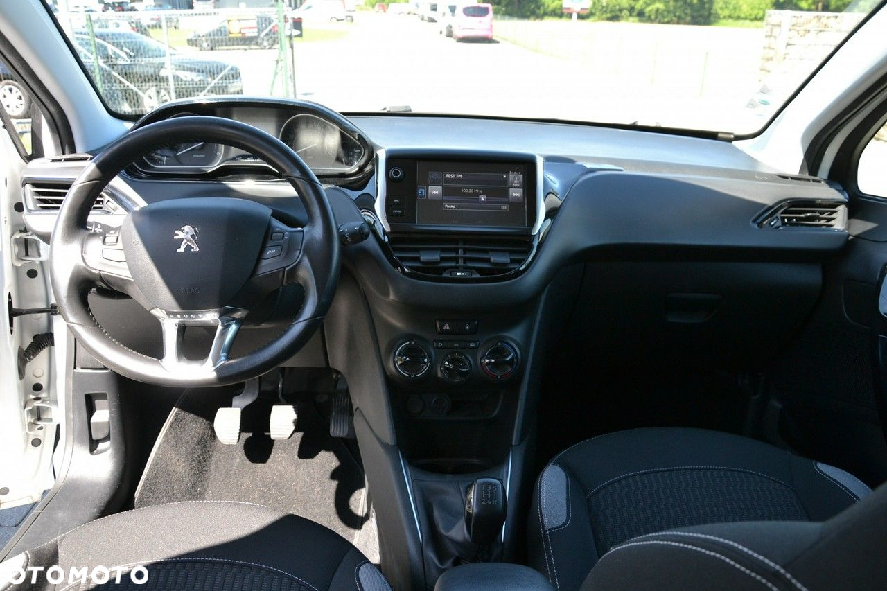 Peugeot 208 - 11