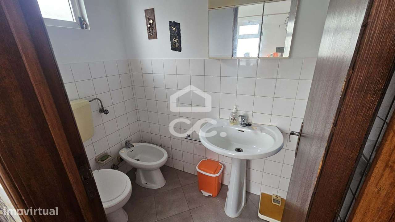 Moradia V4 com 174 M2, aproveitamento de sótão, garagem para 2 viatura-48