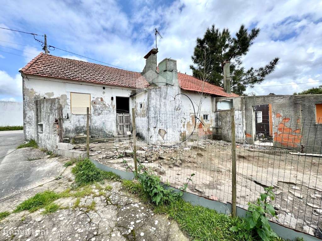 Moradia para reconstrução c/997m2 de terreno e anexos. - Grande imagem: 4/8